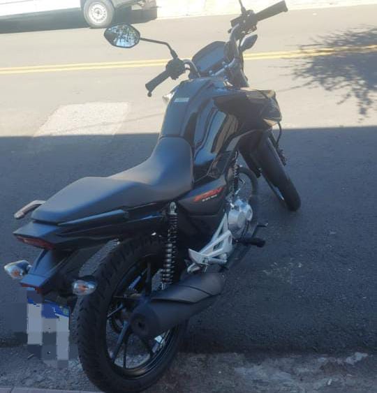 Motocicleta é furtada dentro de estacionamento de supermercado no Centro
